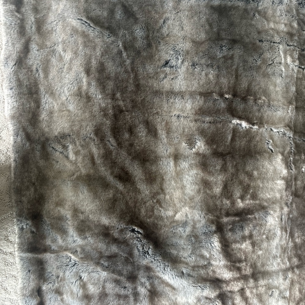 Exc condition! Tahari home Throw Blanket 48 x 60” Faux Fur Thick Blanket